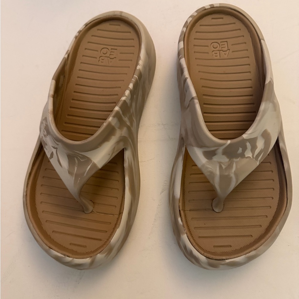 ABEO Men”s Beige and Cream Flip Flops